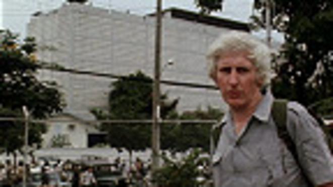 Phóng viên BBC Michael Sullivan trước Sứ quán Mỹ ngày 30/4/1975
