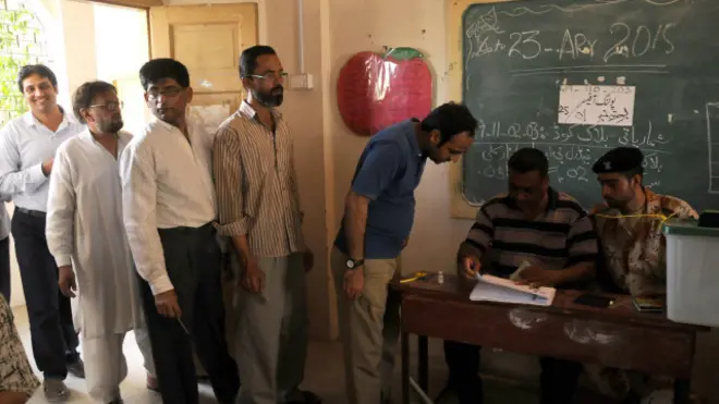 کراچی کے حلقہ این اے 246 میں ووٹر خواتین