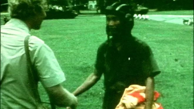 Phóng viên BBC Brian Barron hỏi chuyện một quân nhân miền Bắc tại Sài Gòn ngày 30/4/1975