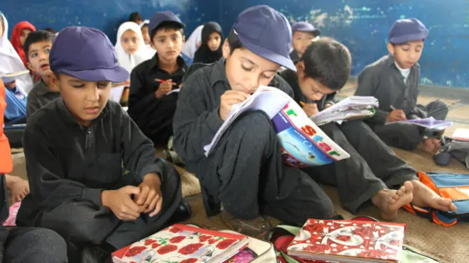 ہری پور کے ایک سکول میں بچے تعلیم حاصل کر رہے ہیں