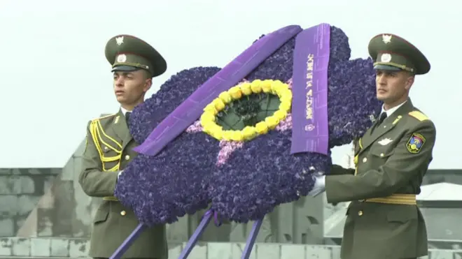 Солдаты несут венок