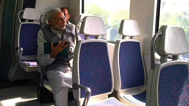 दिल्ली मेट्रो में नरेंद्र मोदी