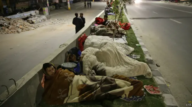 नेपाल में भूकंप के बाद सड़कों पर सोते लोग.