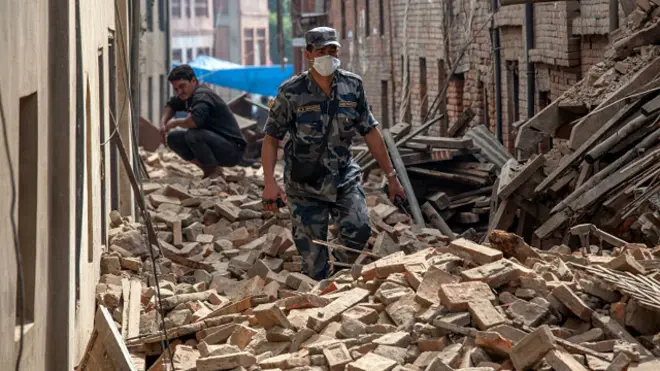 नेपाल में ताज़ा भूकंप के बाद भागता एक व्यक्ति