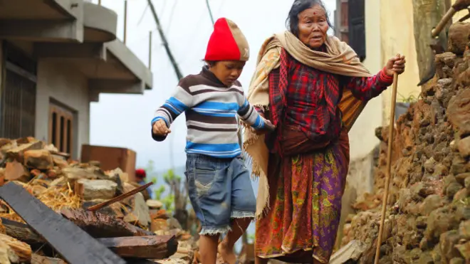 भूकंप पीड़ित