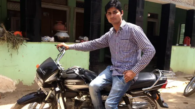 मोहम्मद कमरु खान इंटरनेट पर ख़रीदी बाइक के साथ