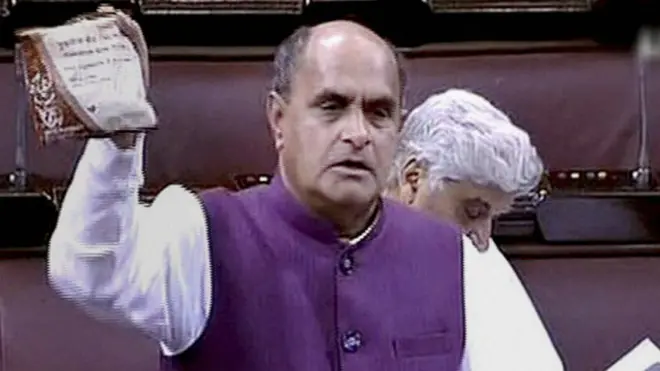 केसी त्यागी पुत्रजीवक बीज क पैकेट दिखाते हुए