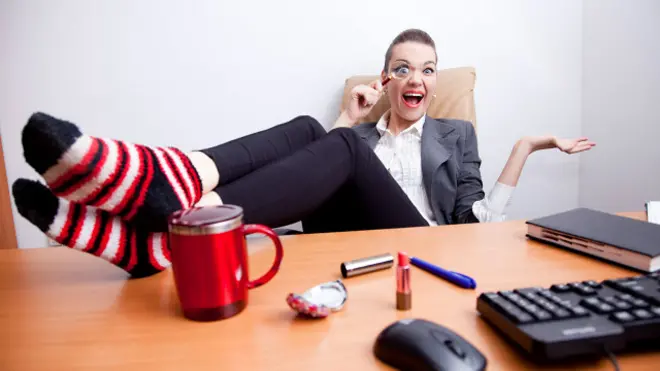 Una empleada con los pies en el escritorio y otros hábitos molestos