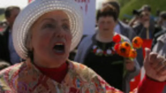 Сторонники ПСПУ пришли к Монументу славы с плакатом Сталина