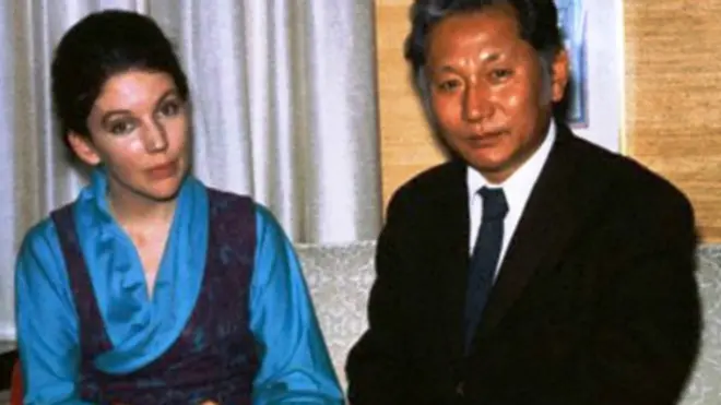 चोग्याल अपनी पत्नी होप कुक के साथ