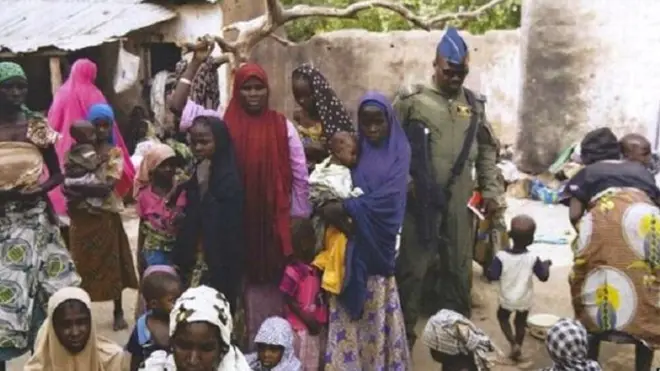 नाइजीरिया में आज़ाद कराई गई महिलाएं और बच्चे