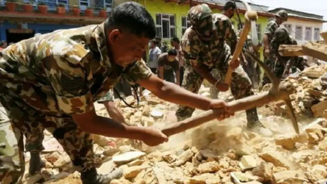 नेपाल में बचाव अभियान में जुटे सेना के जवान 