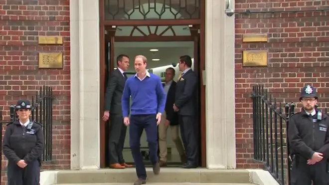 Герцог Кембриджский Уильям выходит из частного крыла больницы Сент-Мэри после рождения дочери