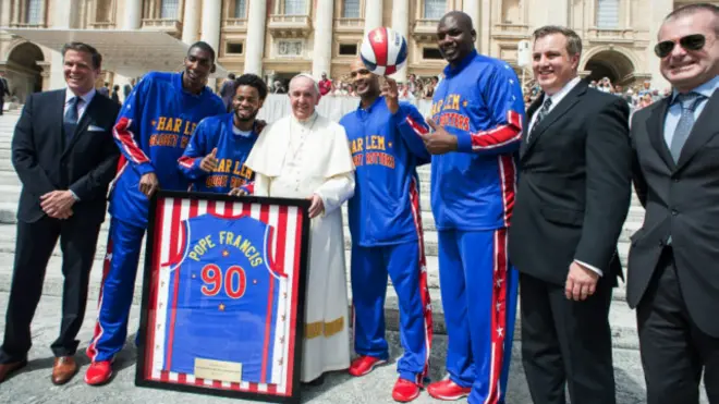 Paus dan Harlem Globetrotters