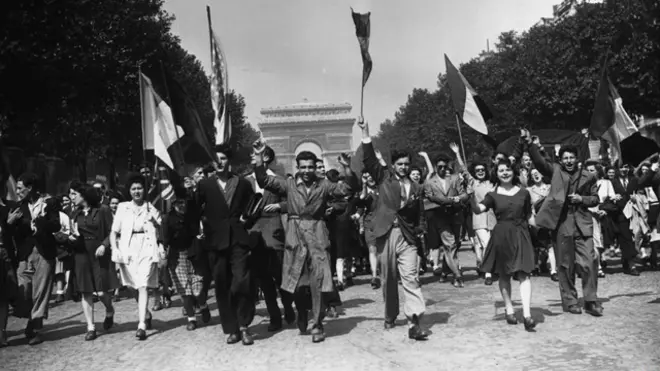 Ликующая толпа на Елисейских полях в Париже