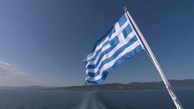 Греческий флаг на фоне моря
