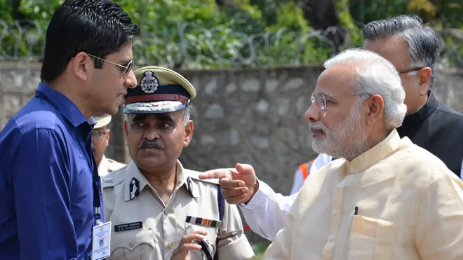 मोदी की अगवानी करते अमित कटारिया