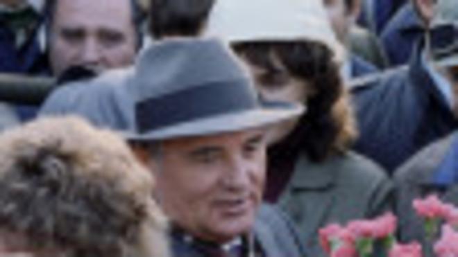 Михаил Горбачев на Балтийском судостроительном заводе в Ленинграде в апреле 1985 г.