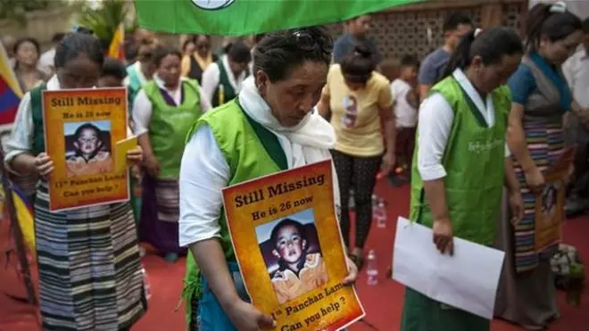 प्रदर्शन करते निर्वासित तिब्बती