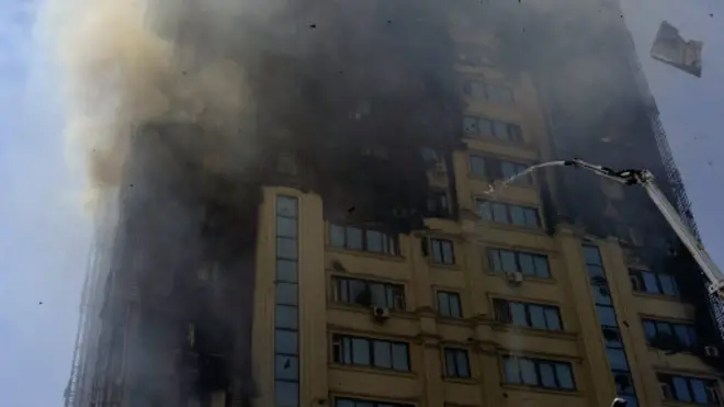 Bakıda binanın fasadı yanır