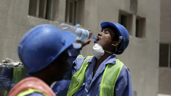 عمال أجانب في قطر