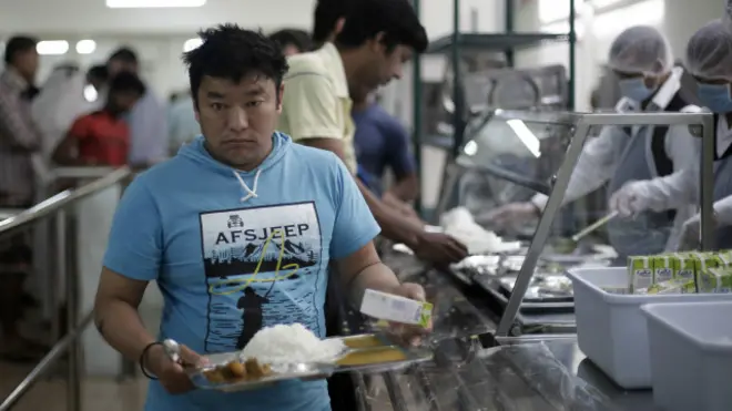 عمال أجانب في قطر