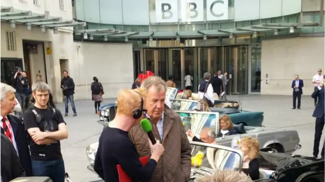 Jeremy Clarkson trả lời phỏng vấn Chris Evans trước cửa trụ sở BBC, Broadcasting House, ở trung tâm London