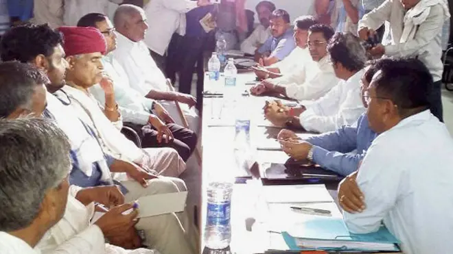 सरकारी प्रतिनिधियों से बातचीत करते गूजर नेता