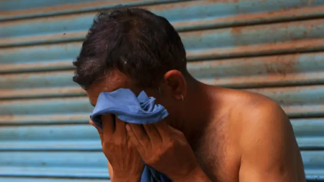 गर्मी से पीड़ित व्यक्ति