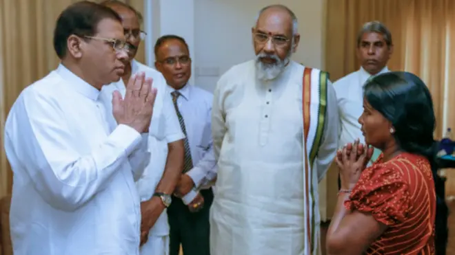Presiden Maithripala Sirisena dan ibu korban