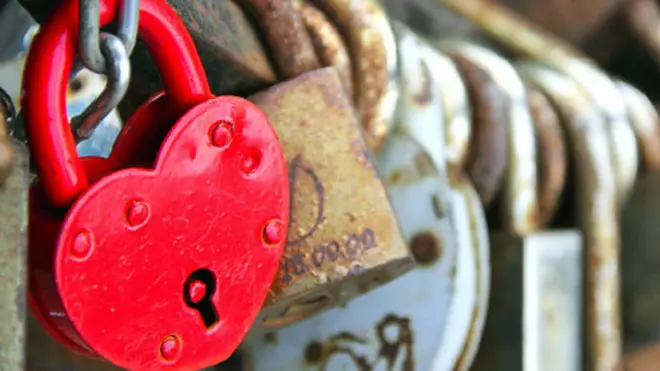 पेरिस के 'लवलॉक'