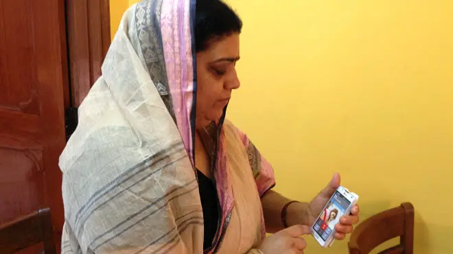 स्मार्टफ़ोन इस्तेमाल करती महिला