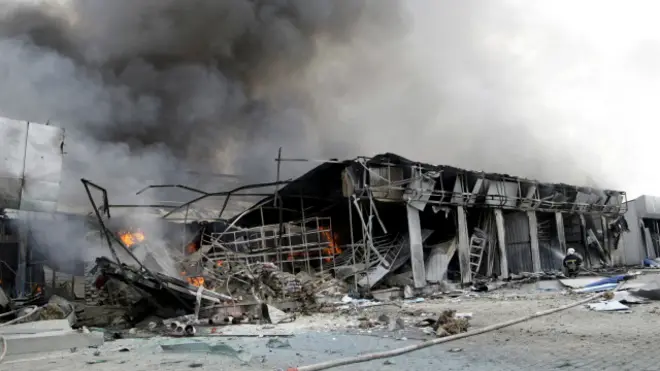 Разрушенный в результате обстрела рынок в Донецкой области 