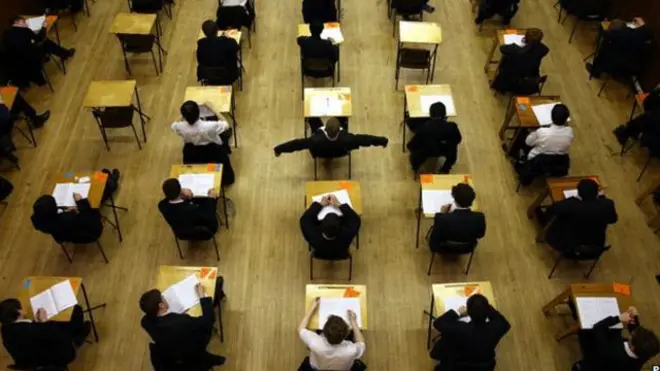 परीक्षा देते विद्यार्थी