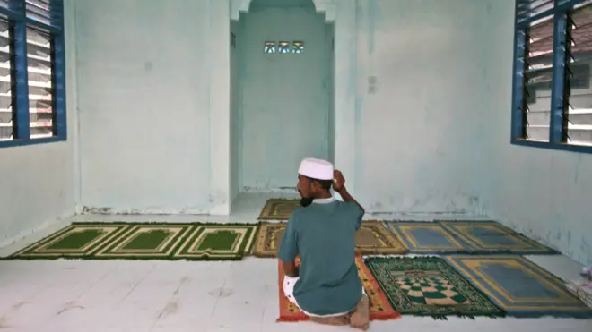 Seorang warga salat di masjid
