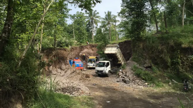 Penambangan pasir di Merapi