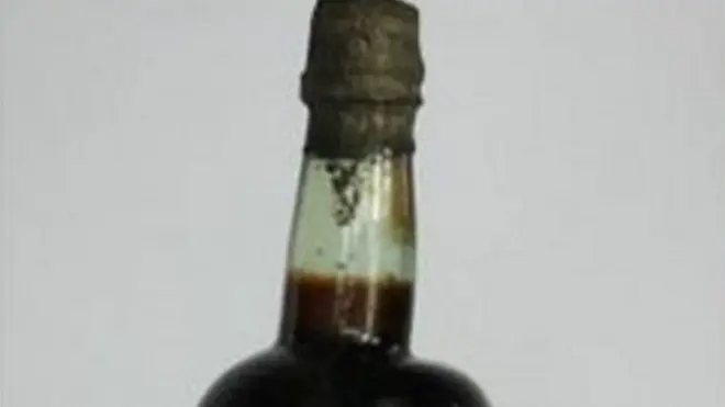 इंग्लैंड में 140 साल पुरानी बीयर की बोतल