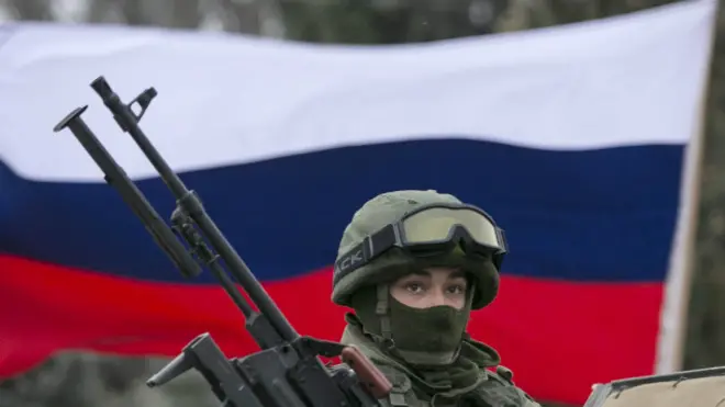 Российский солдат на фоне флага