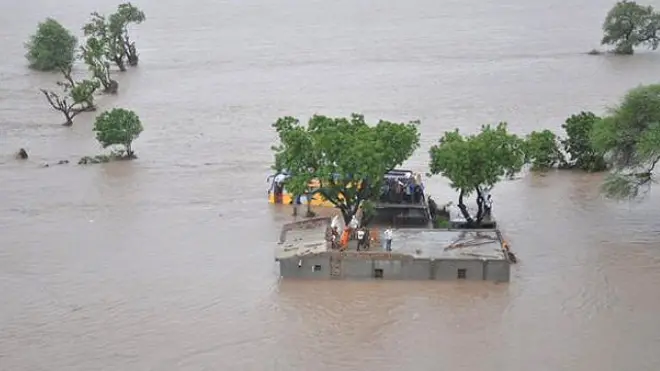 गुजरात में आई बाढ़ में घिरे घर.