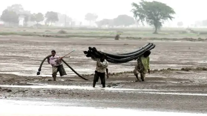 गुजरात के अमरेली में बाढ़ से तबाह हुए किसान