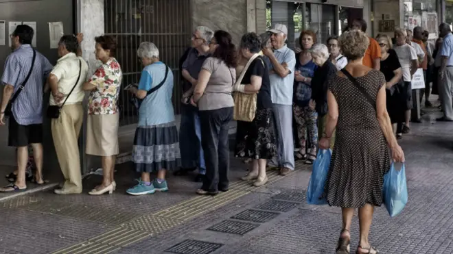 ग्रीस में बैंकों के बाहर पेंशनभोगी