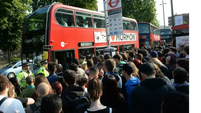 Очередь на остановке автобуса в Лондоне