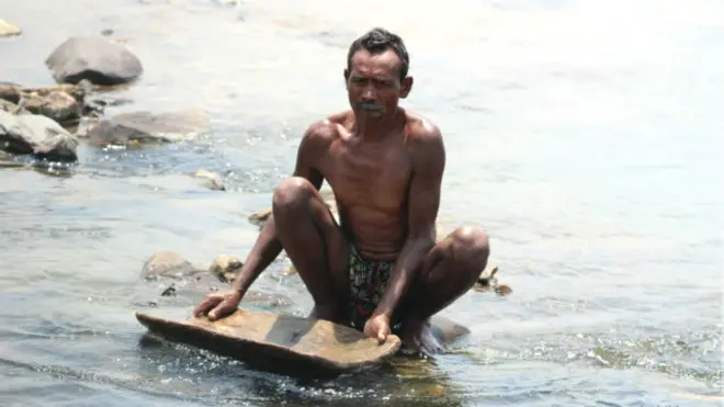 झारखंड की नदियों की रेत से सोना चुनता ग्रामीण