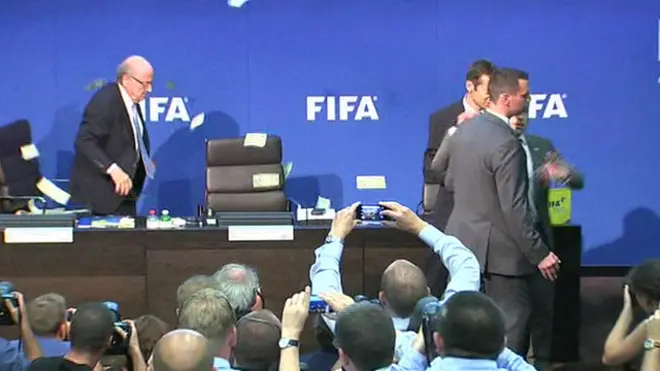 Комик бросает банкноты в Зеппа Блаттера