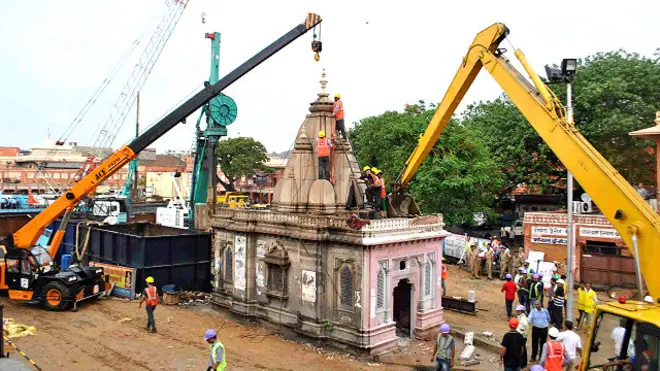जयपुर के रोजगारेश्वर महादेव जी मंदिर को गिराते मज़दूर.
