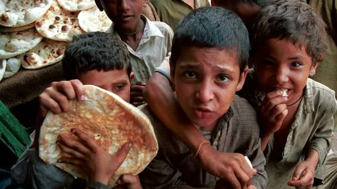 कराची रेस्टॉरेंट के बाहर खड़े बच्चे