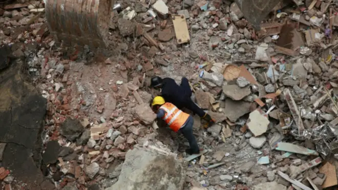 انڈیا میں عمارت کے منہدم ہونے کی تصویر