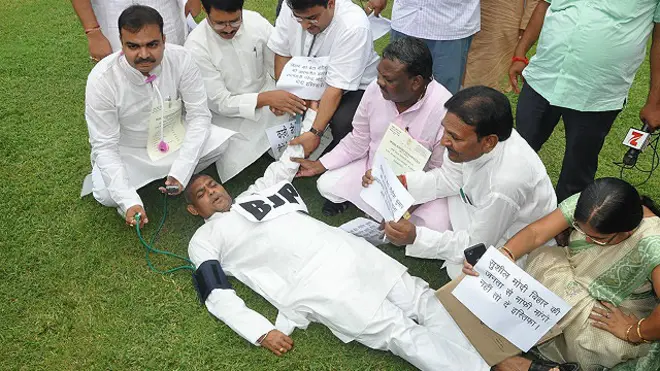 नाटक ज़रिए विरोध करते जदयू विधायक