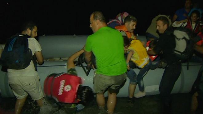 Мигранты высаживаются с лодки на остров Кос