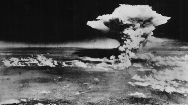 Cột khói từ quả bom nguyên tử do Hoa Kỳ thả xuống thành phố Hiroshima của Nhật ngày 6/8/1945. Ảnh: Hiroshima Peace Memorial Museum /AP